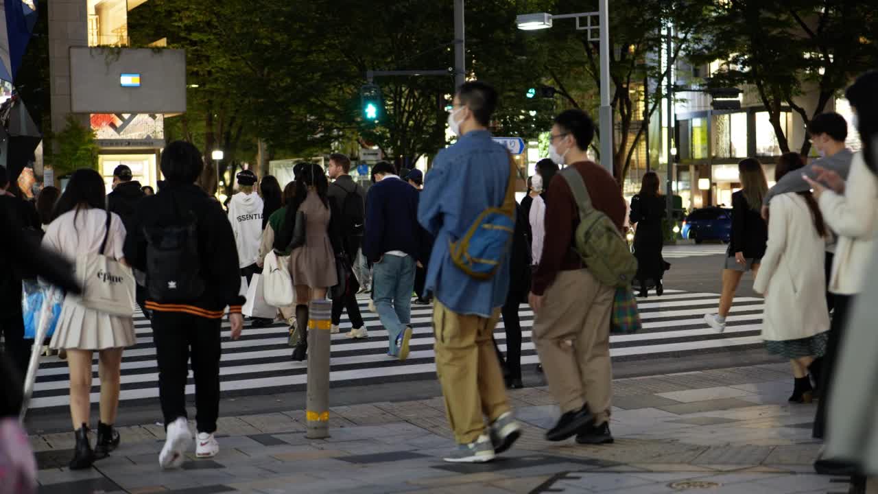 夜晚，日本东京，人群走过表手山道视频素材