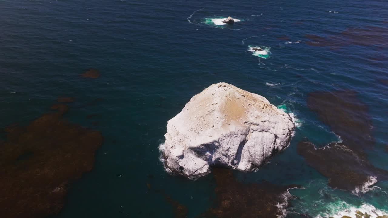 太平洋冲击着崎岖的海岸。加利福尼亚的海景。视频素材