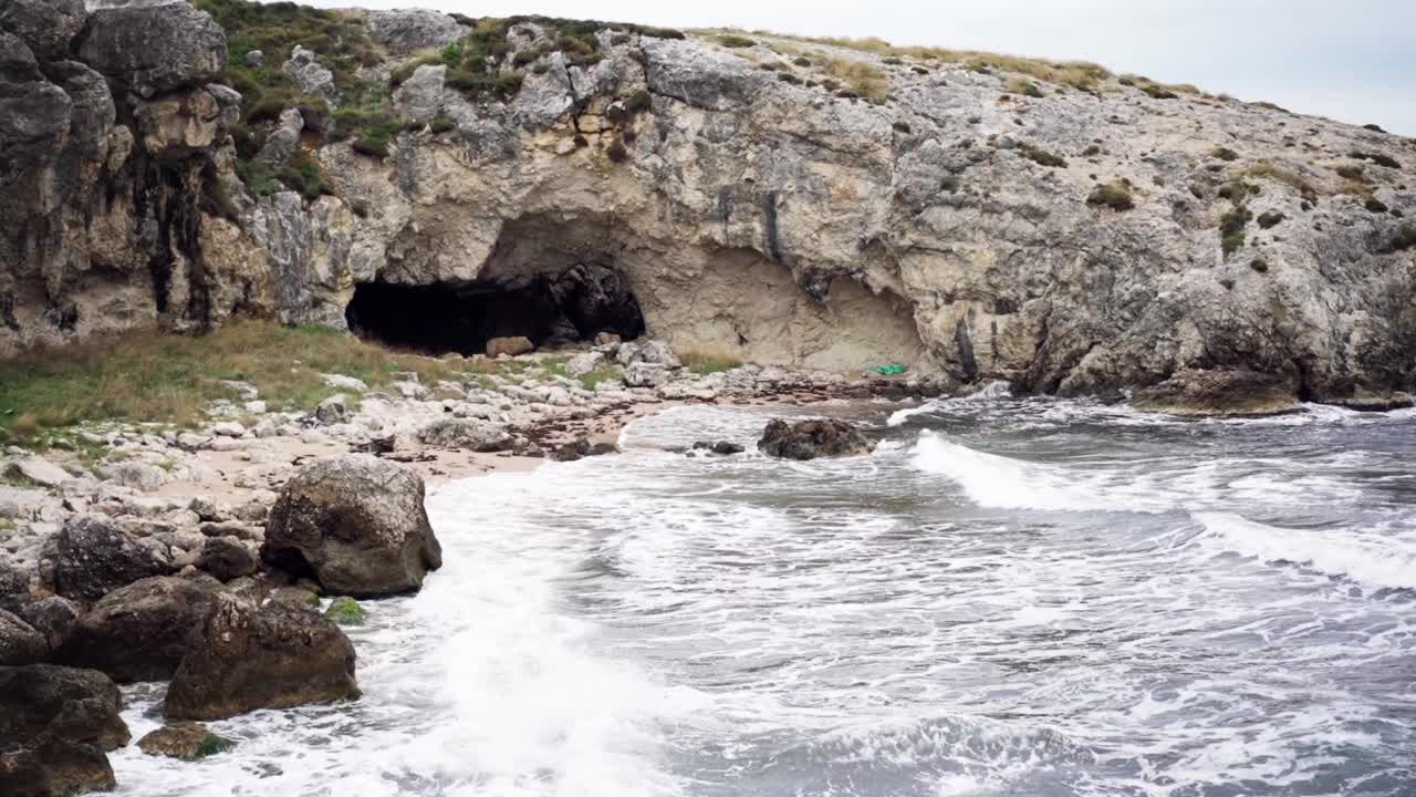 巨浪冲击着岩石嶙峋的荒野海滩。视频素材