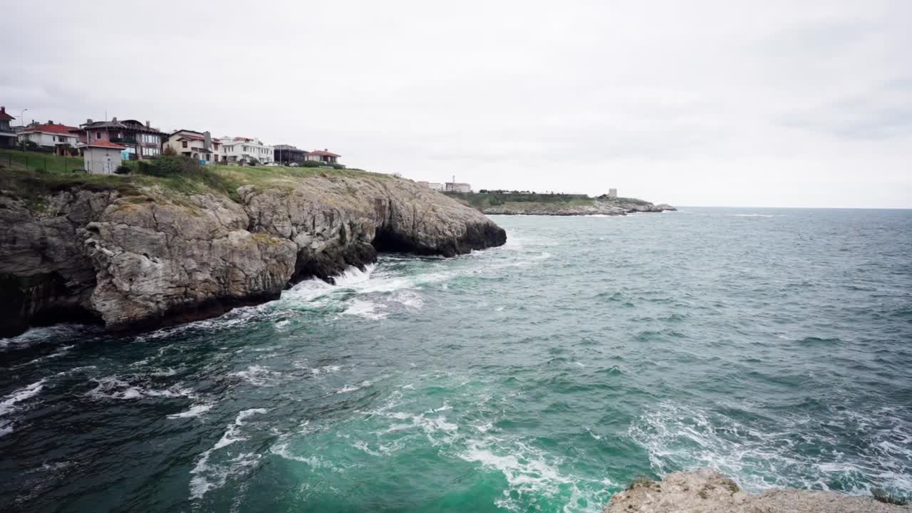 巨浪冲击着岩石嶙峋的荒野海滩。视频素材