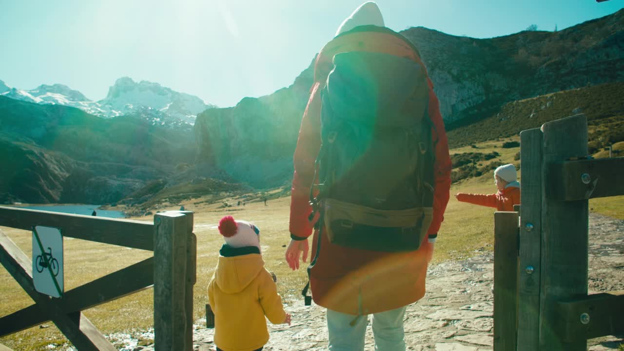 在度假旅行中，探险者一家漫步在美丽的山景上视频素材