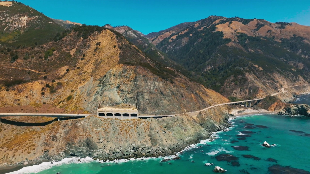 在加利福尼亚的岩石棚里行驶的汽车。太平洋公路。视频素材