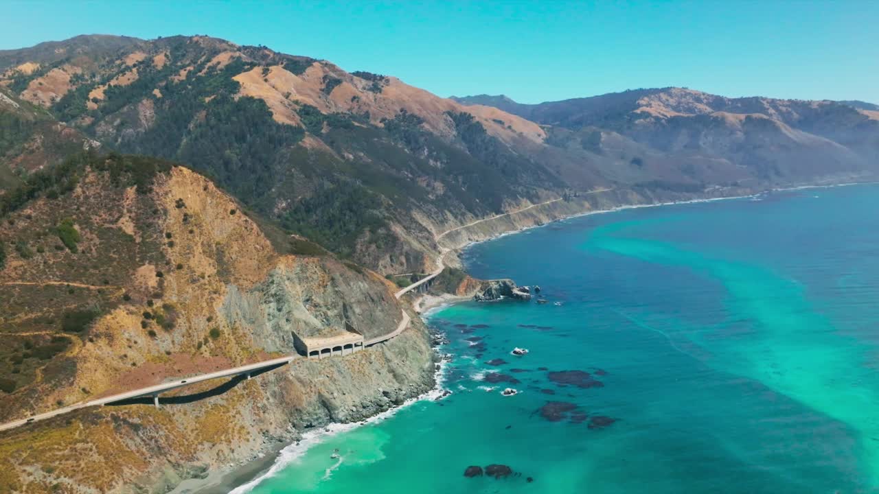 太平洋公路。在加利福尼亚的岩石棚里行驶的汽车。视频素材