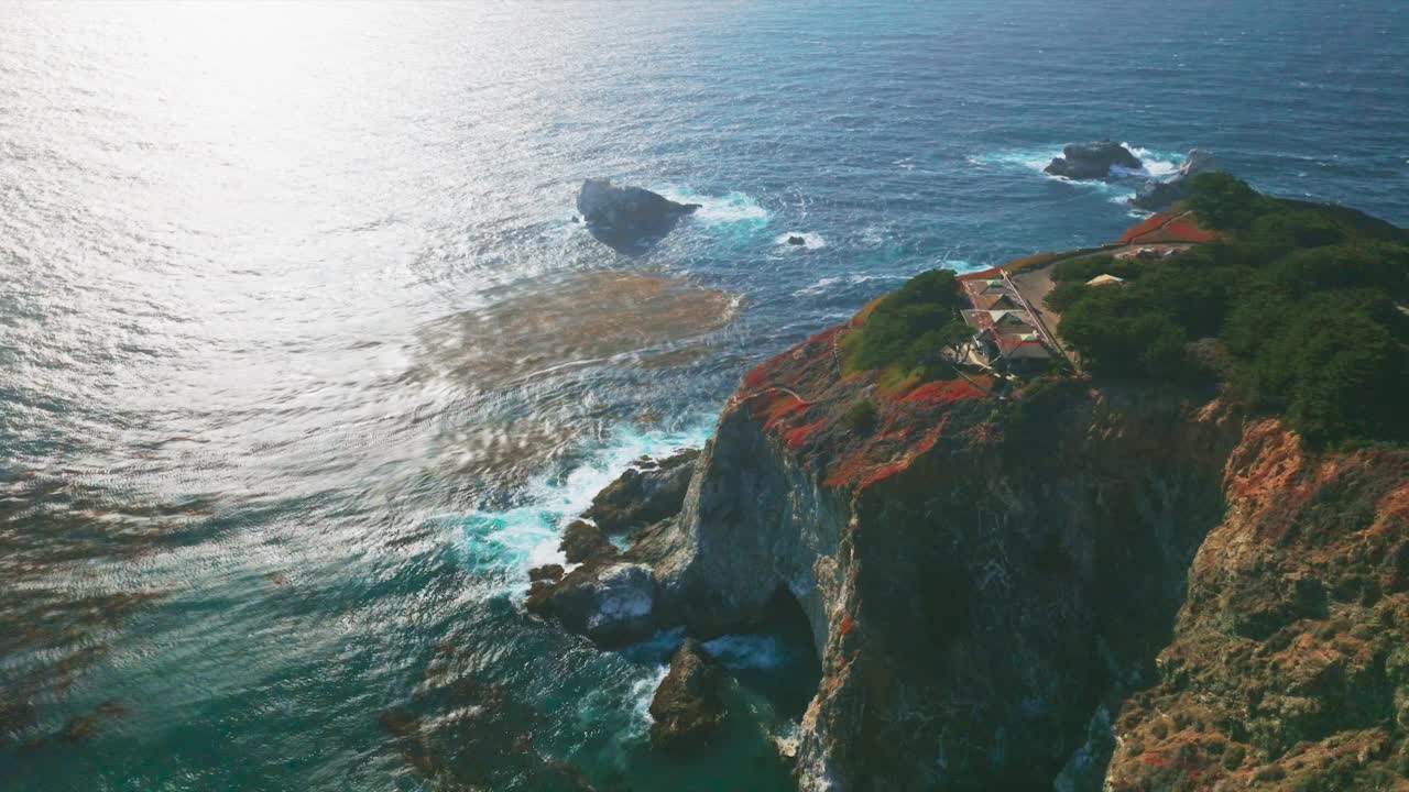 风景优美的山脉和海岸线。太平洋冲击着加利福尼亚崎岖的海岸。视频素材