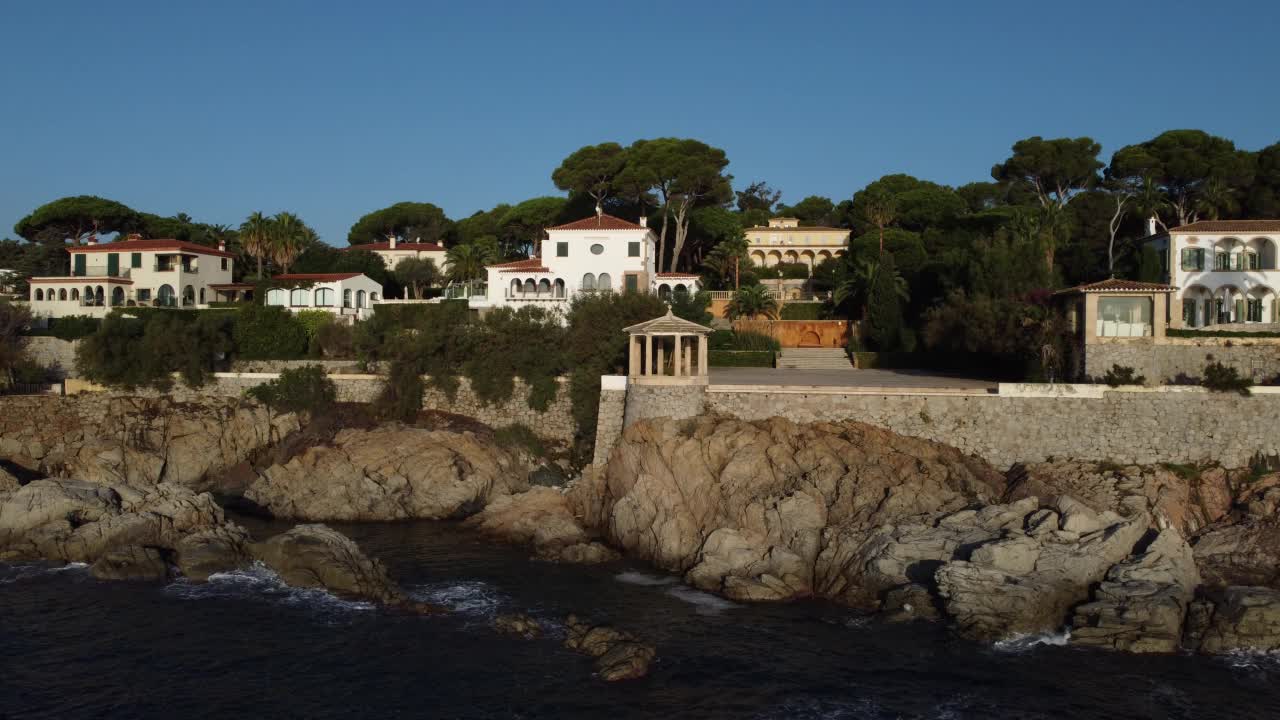 鸟瞰图Cami de Ronda和凉棚在senya blanca，在S'Agaro镇，在Costa Brava，加泰罗尼亚，西班牙。视频下载