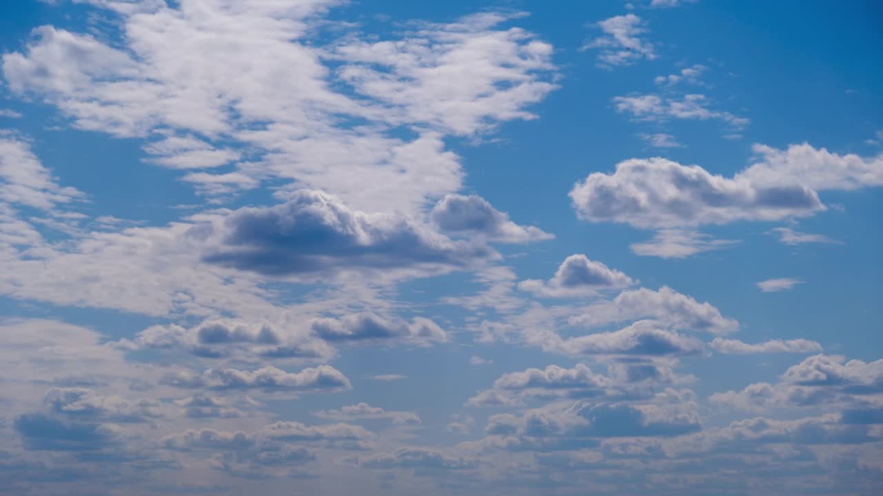 蓝色天空中的云慢慢移动和改变形状，时间流逝视频素材