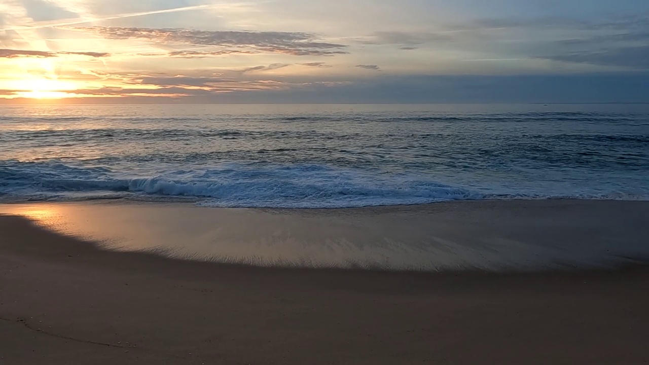 夕阳下的海滨视频素材