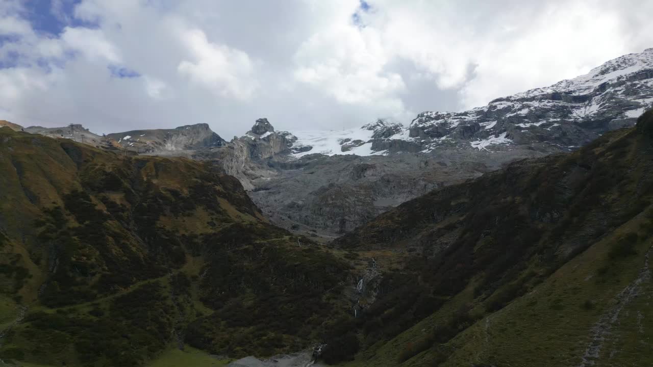 铁力斯山峰的鸟瞰图视频素材