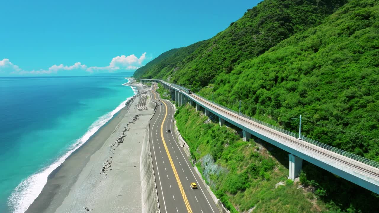 台湾台东海岸南环线铁路上的一辆火车的鸟瞰图。视频素材