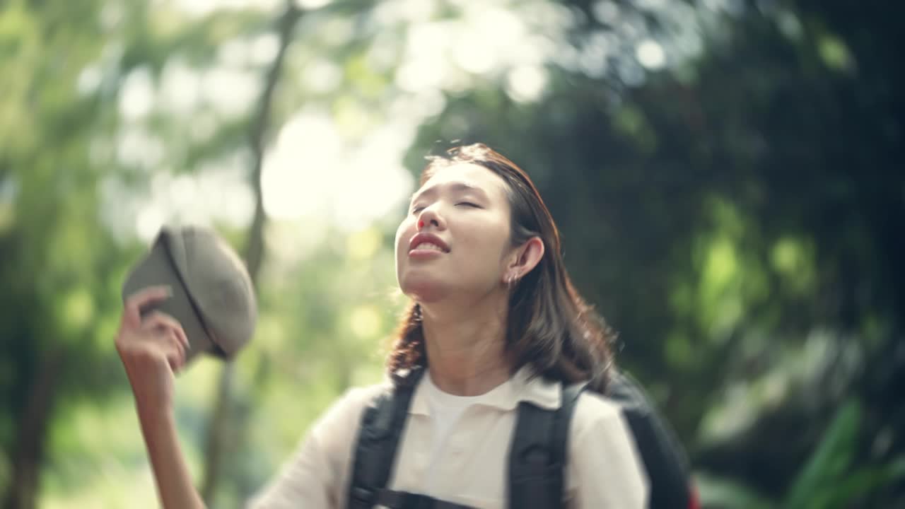 一只快乐的年轻女性在热带雨林的河边休息。视频素材