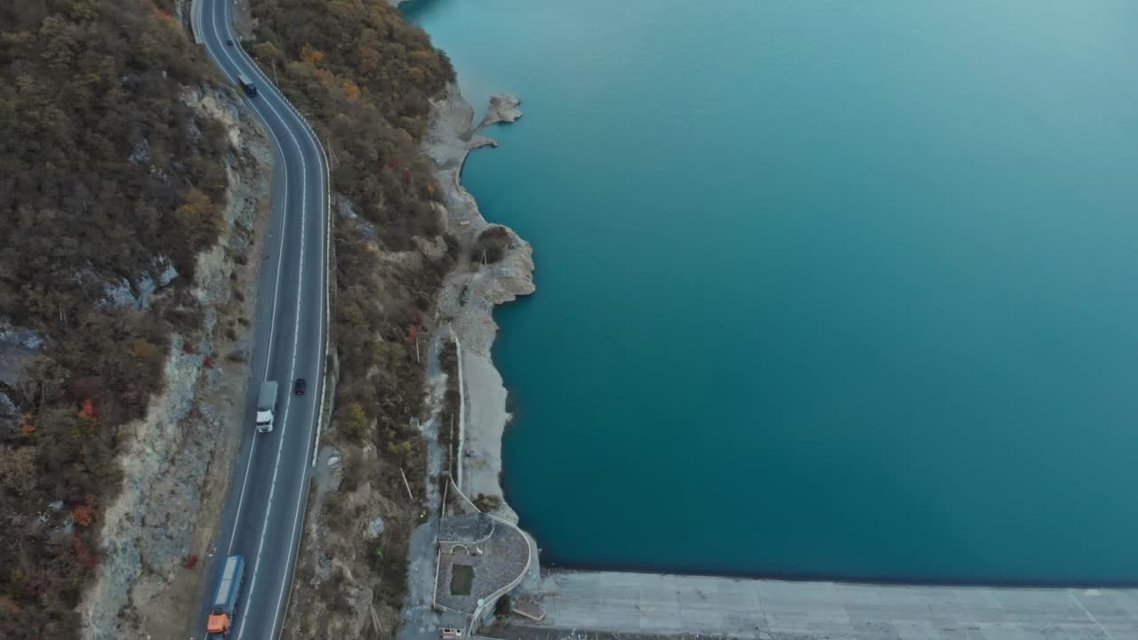 格鲁吉亚高加索山脉的Zhinvali大坝景观视频素材