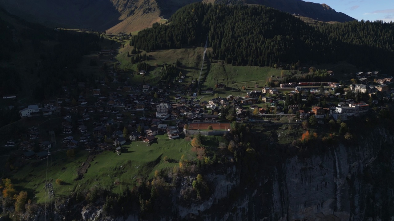 瑞士Lauterbrunnen Murren村右侧的空中滑梯视频素材