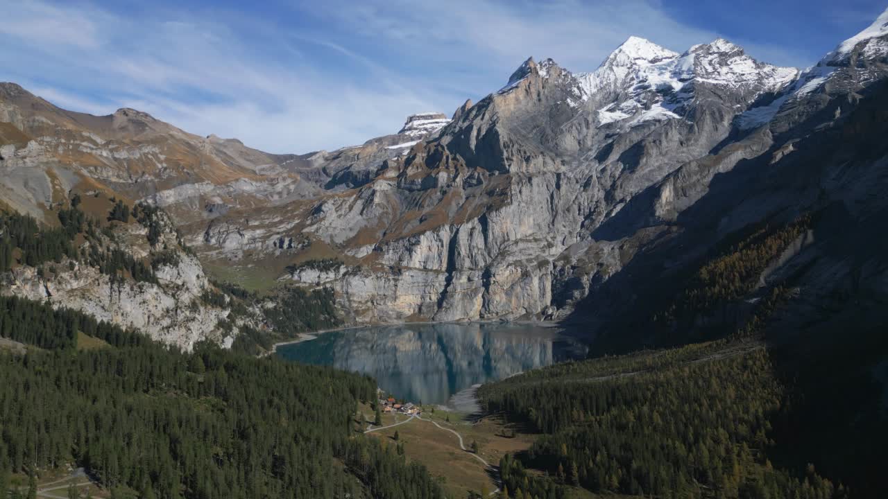 Oeschinensee湖的空中摄影车视频素材