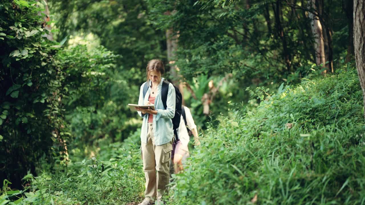 幸福的一家人徒步穿越森林视频素材