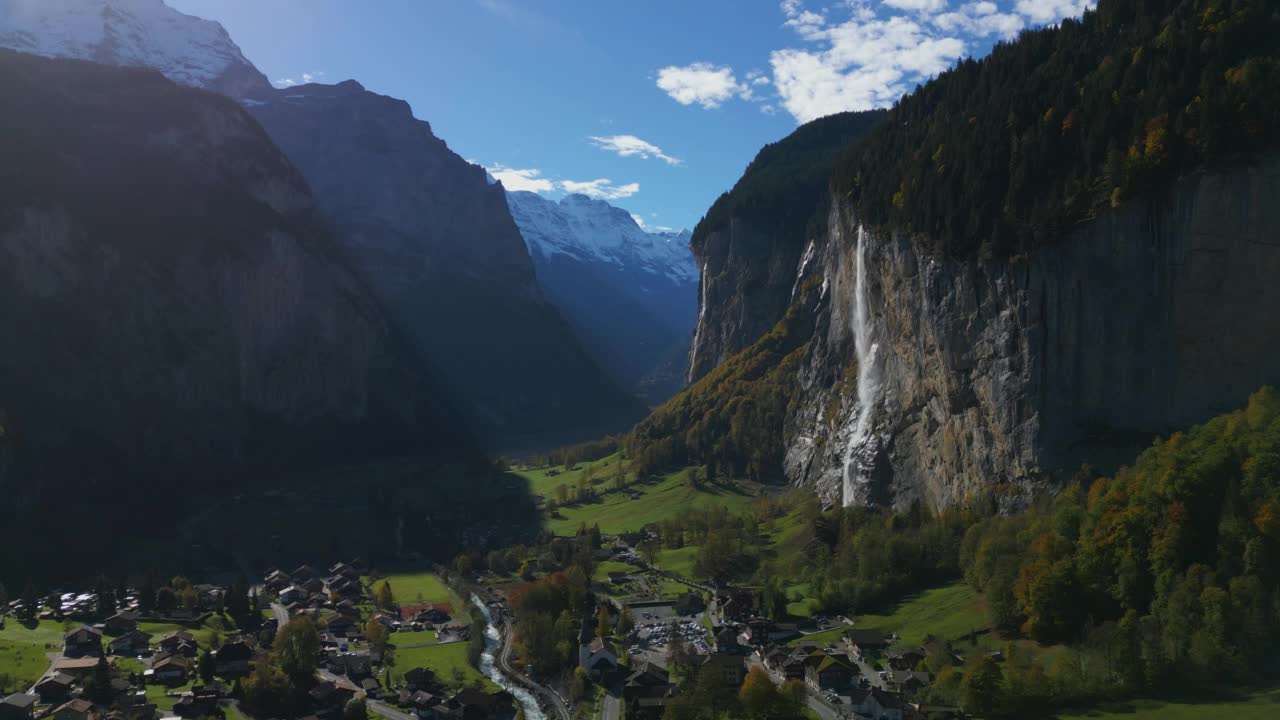 Lauterbrunnen村和Staubbach瀑布左侧的空中滑梯视频素材