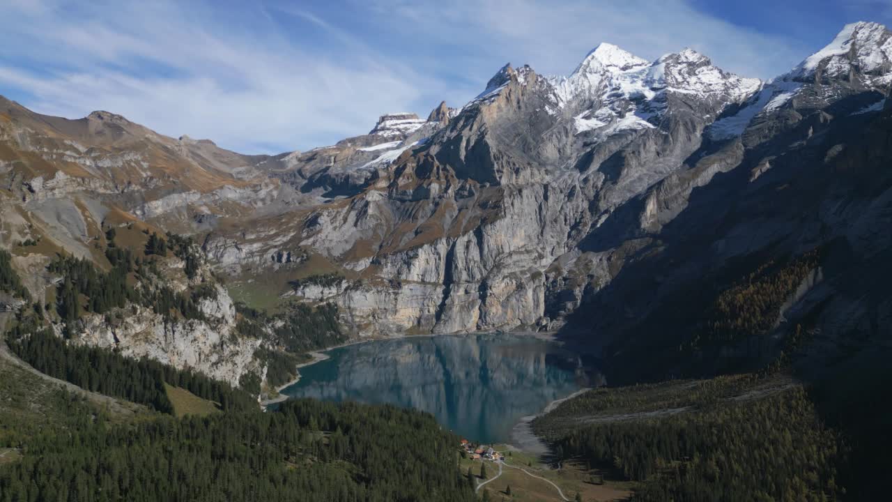 Oeschinensee湖右侧的空中滑梯视频素材