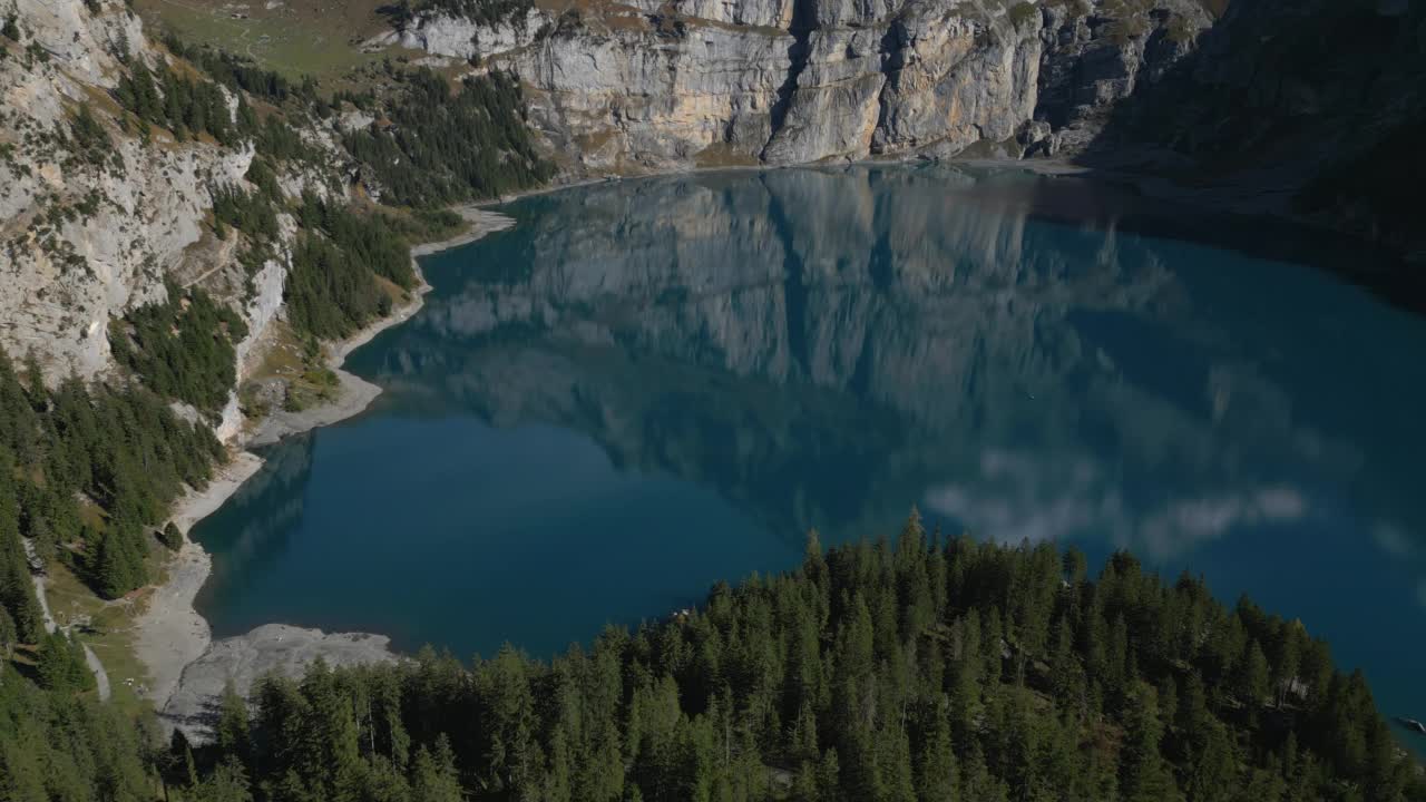 Oeschinensee湖左侧的空中滑梯视频素材