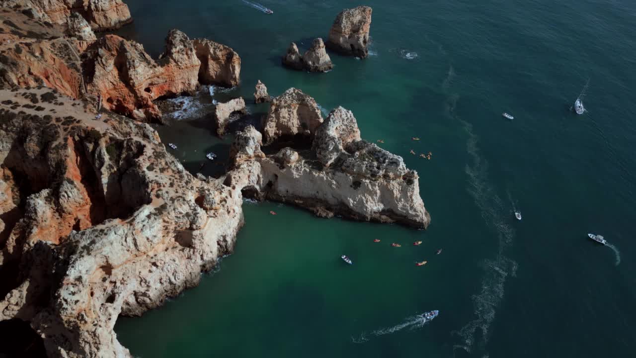 鸟瞰在拉各斯的Ponta da Piedade的观光船和皮艇，阿尔加维，葡萄牙视频素材