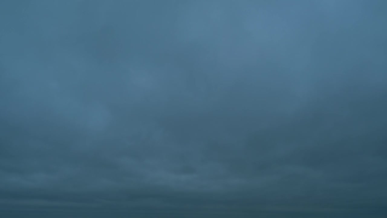 暴风雨前乌云密布的天空。大黑雷风暴云移动。时间流逝。视频素材