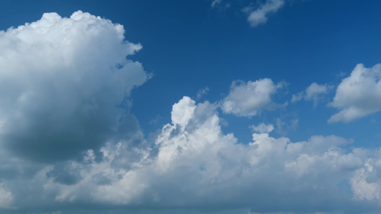 在有风的天气里，蓬松卷曲翻滚的云。蓝天白云。间隔拍摄。视频素材