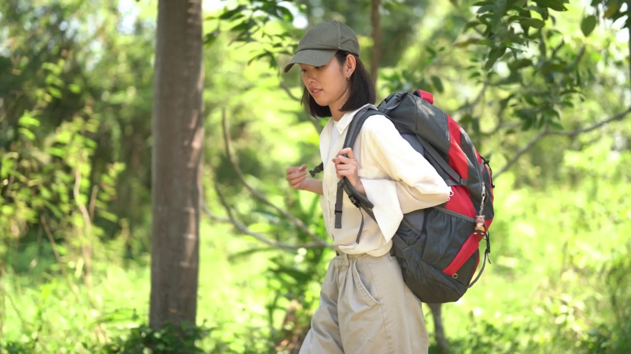 背着背包的女性旅行者。视频素材