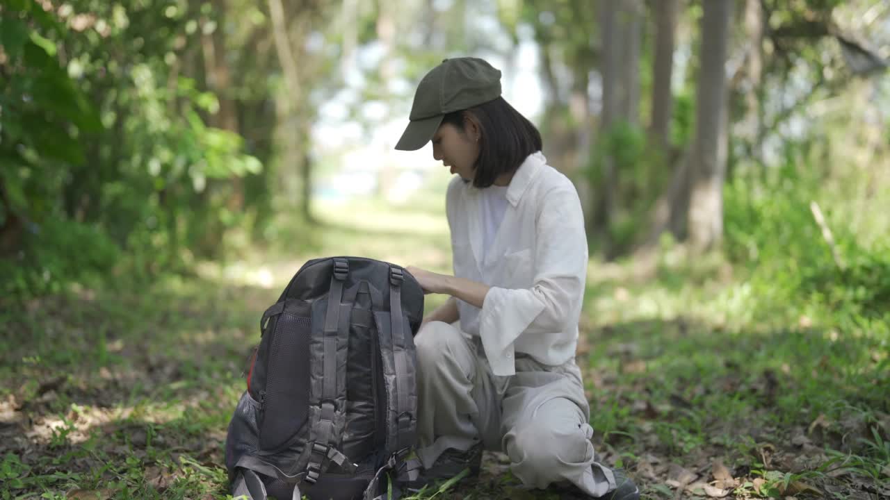 背着背包的女性旅行者。视频素材