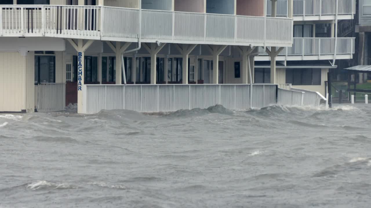 海浪，风暴潮席卷商业建筑，飓风埃米恩。视频素材