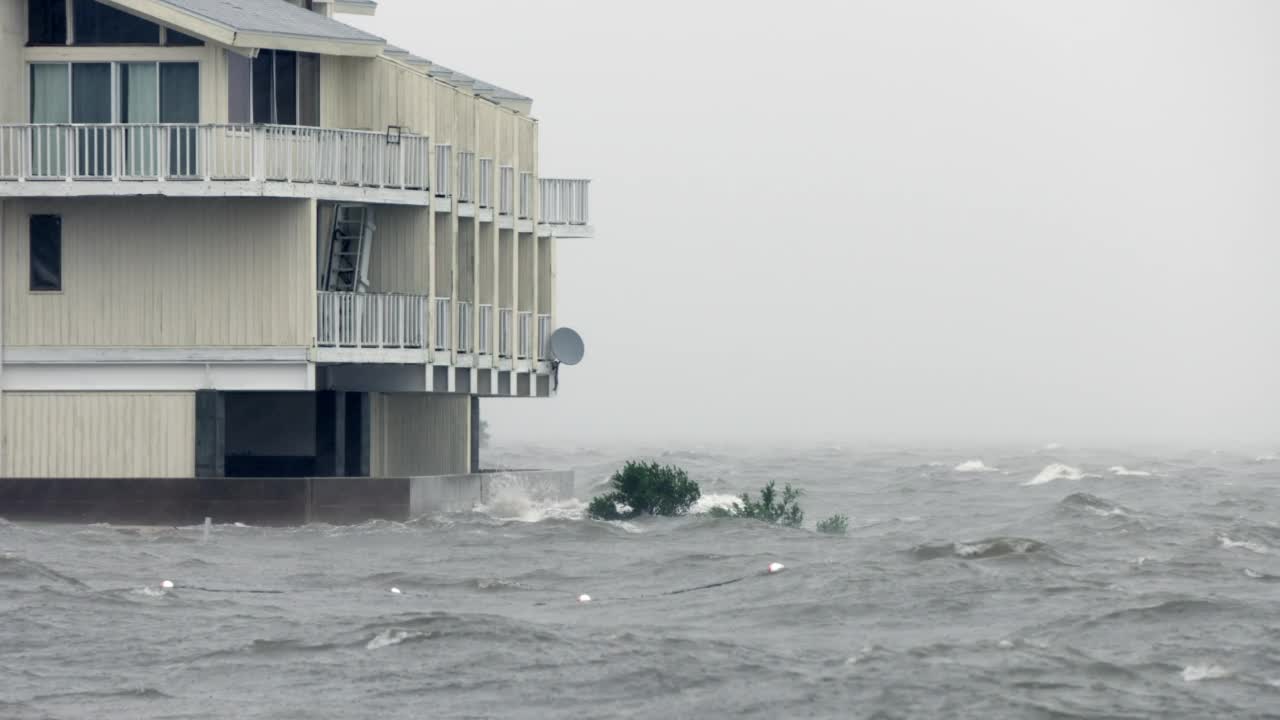 海浪撞击建筑物，这就是飓风“爱米娜”视频素材