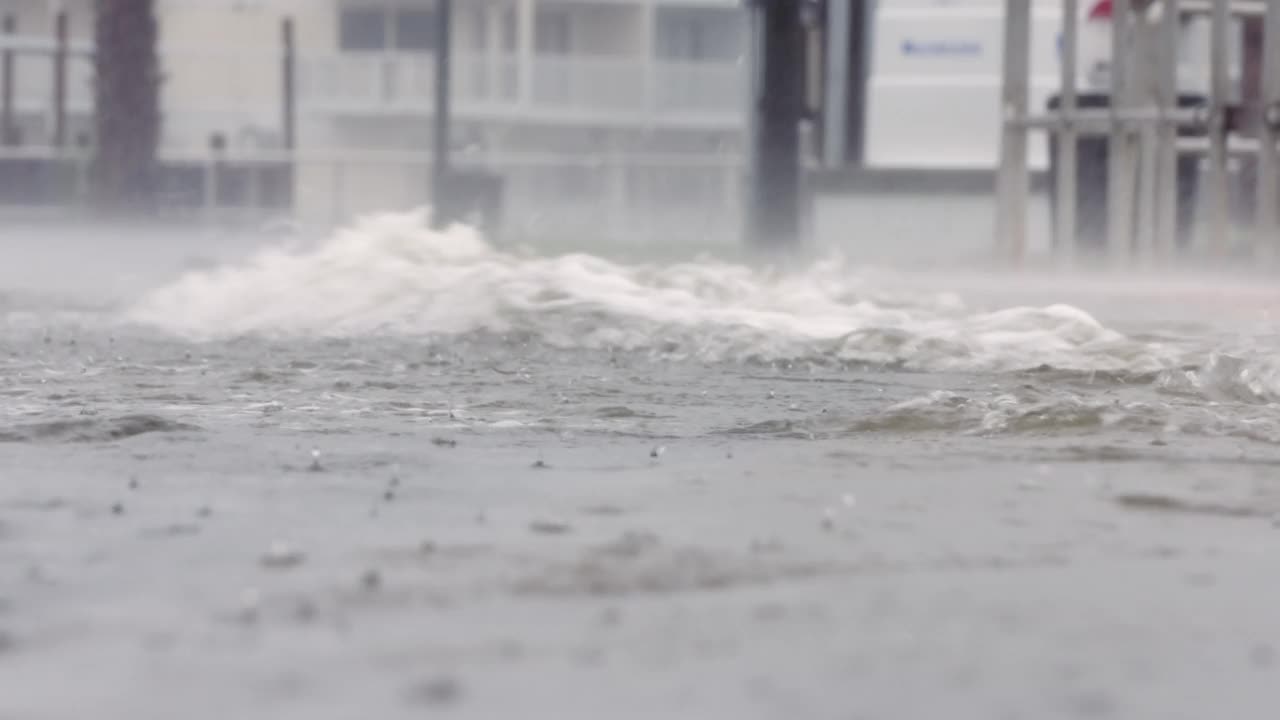 风暴潮涌向陆地，飓风“爱米娜”视频素材