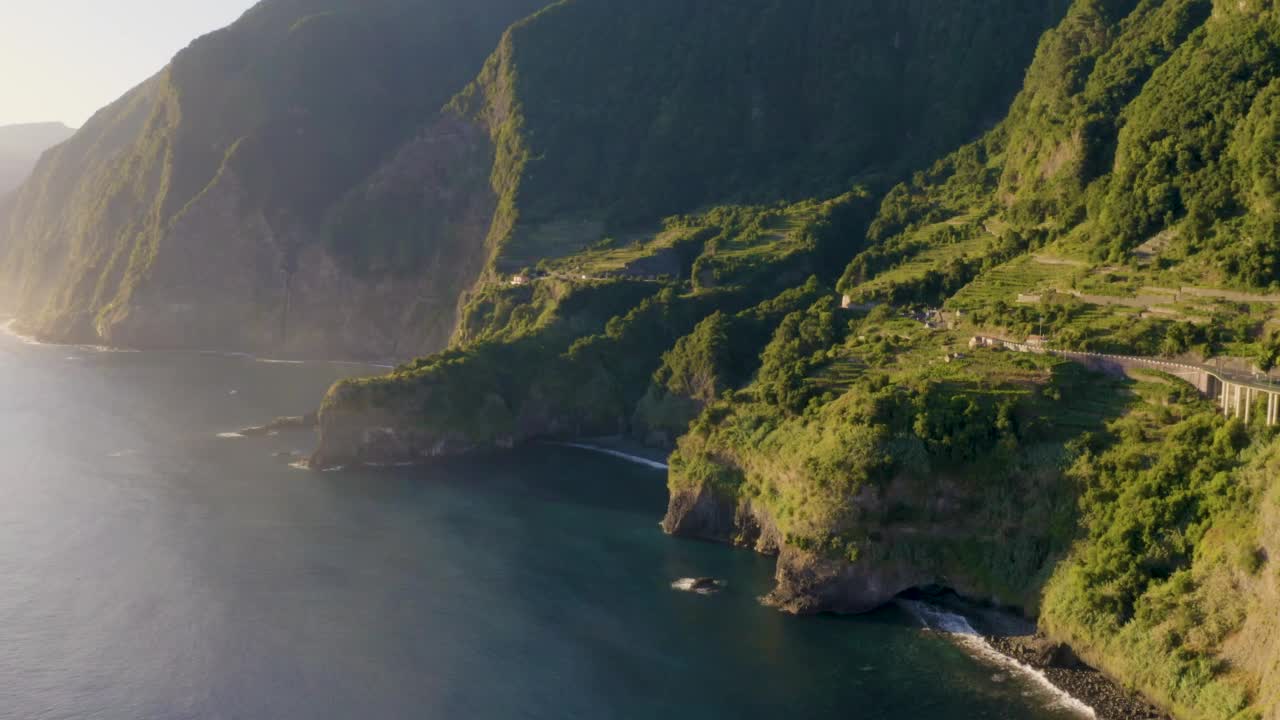 葡萄牙马德拉岛的荒野海岸视频素材