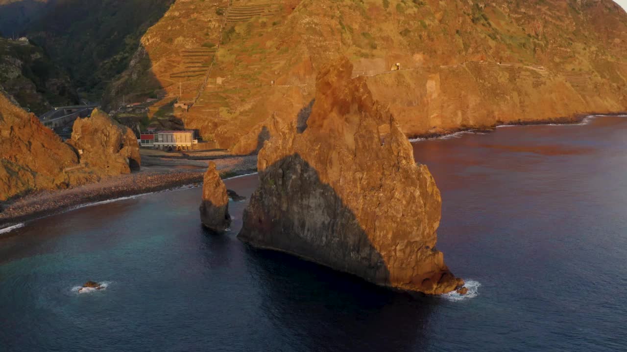 葡萄牙马德拉岛的Ribeira da Janela海蚀柱视频下载