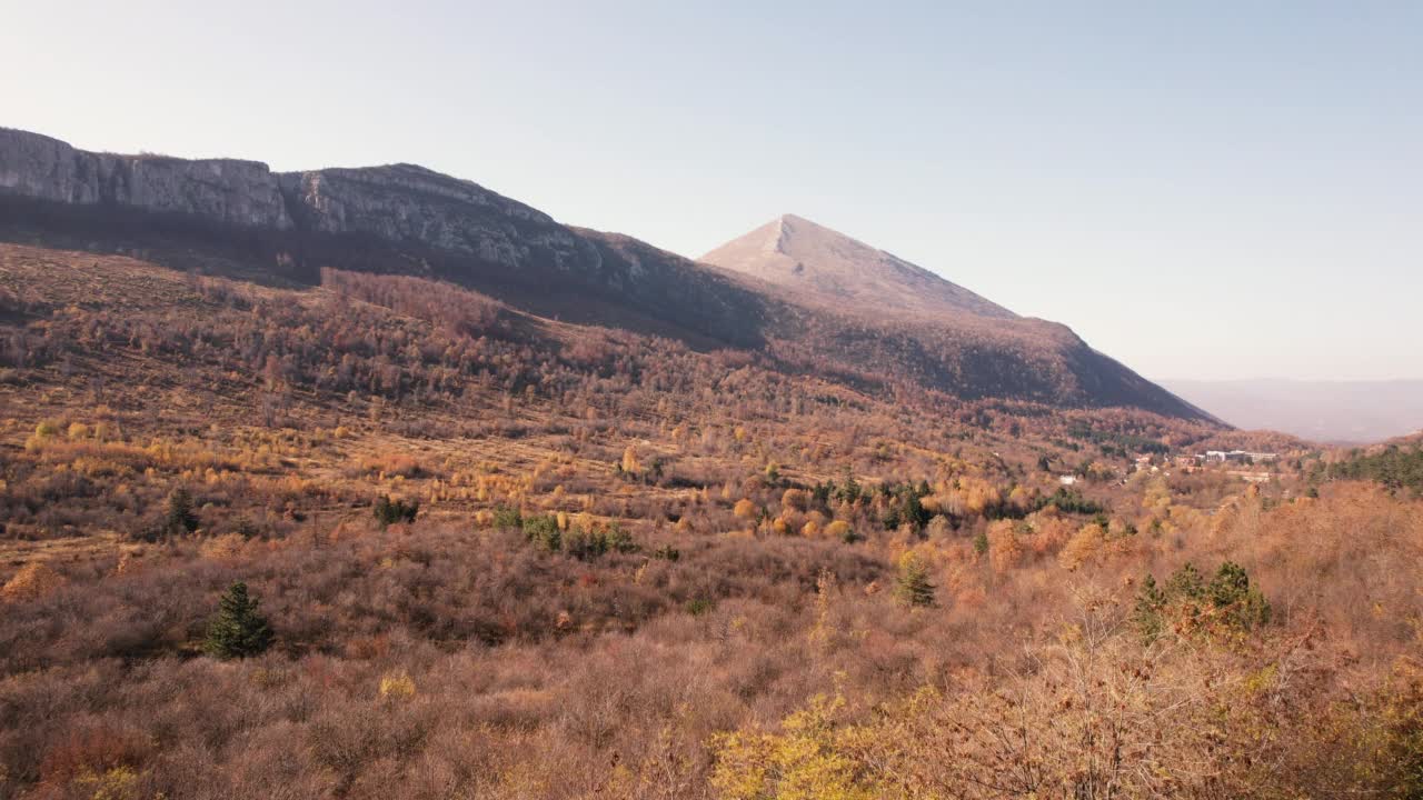 初秋清晨美丽的雾蒙蒙的山景视频素材