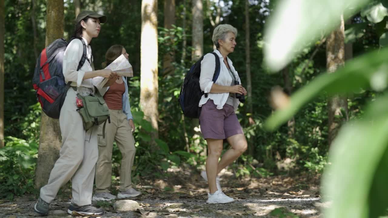 背着背包的女性旅行者。视频素材