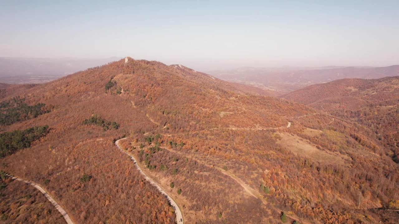 初秋清晨美丽的雾蒙蒙的山景视频素材