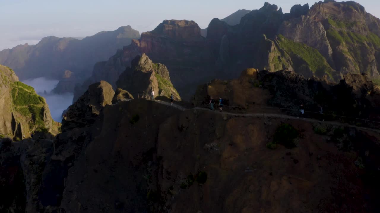 游客在葡萄牙马德拉岛的Pico do Arieiro山顶视频下载