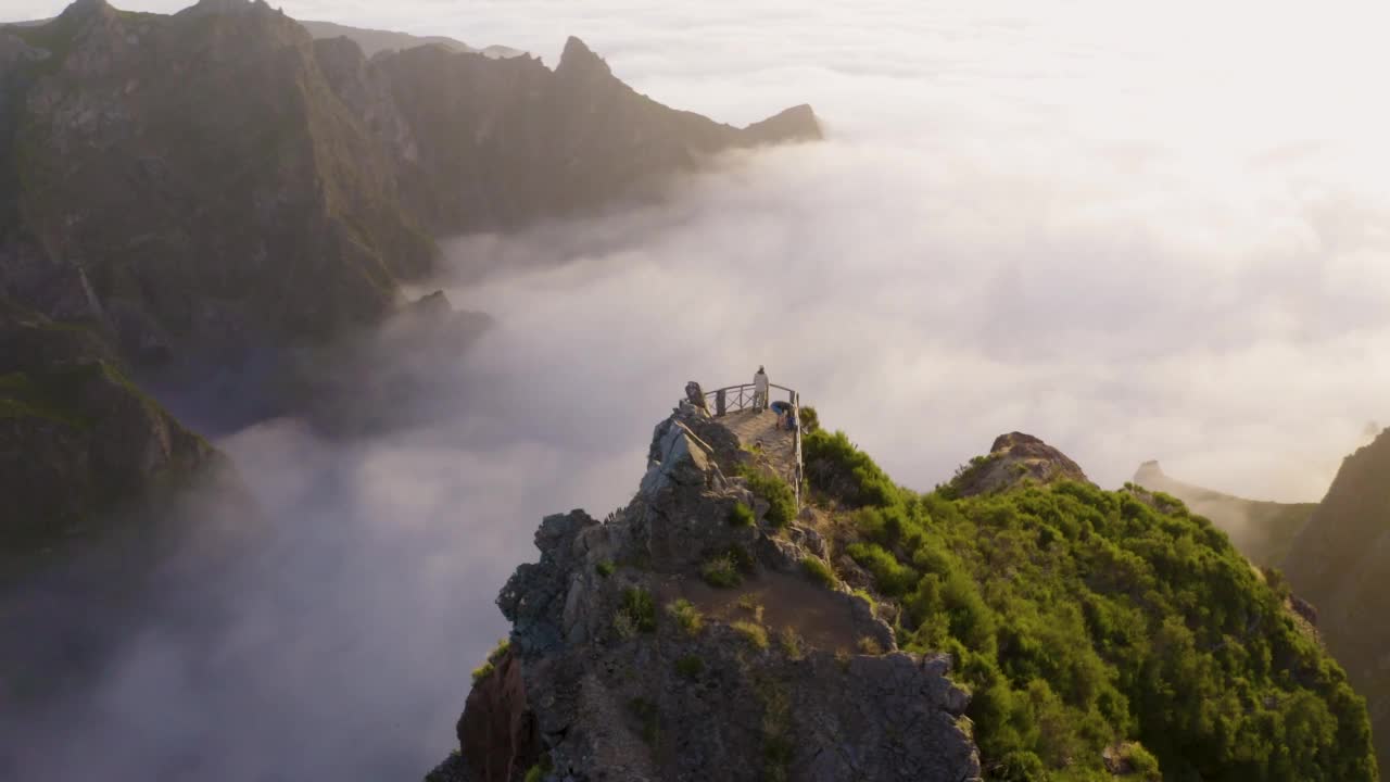 游客在葡萄牙马德拉岛的Pico do Arieiro山顶视频素材