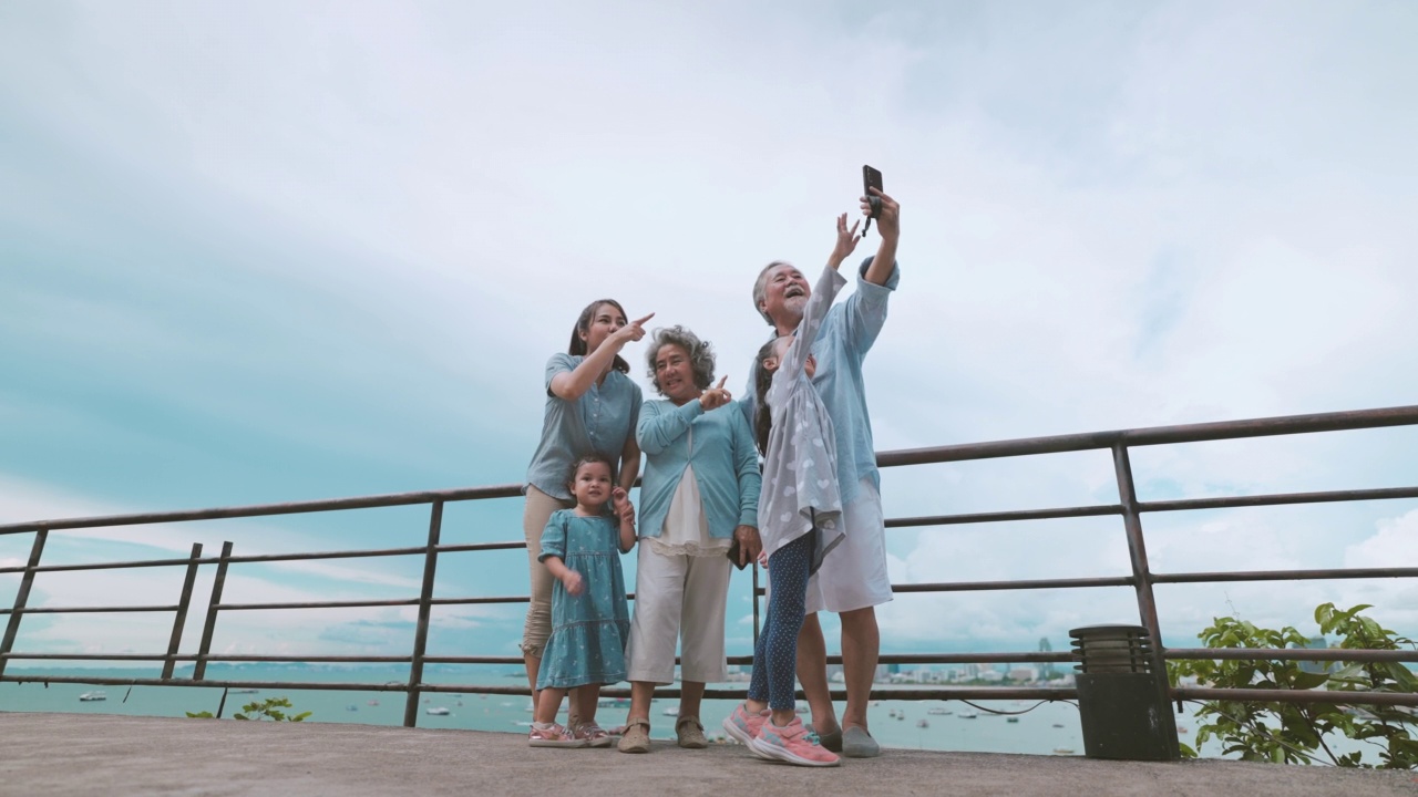 多代同堂的夏季旅行。视频素材