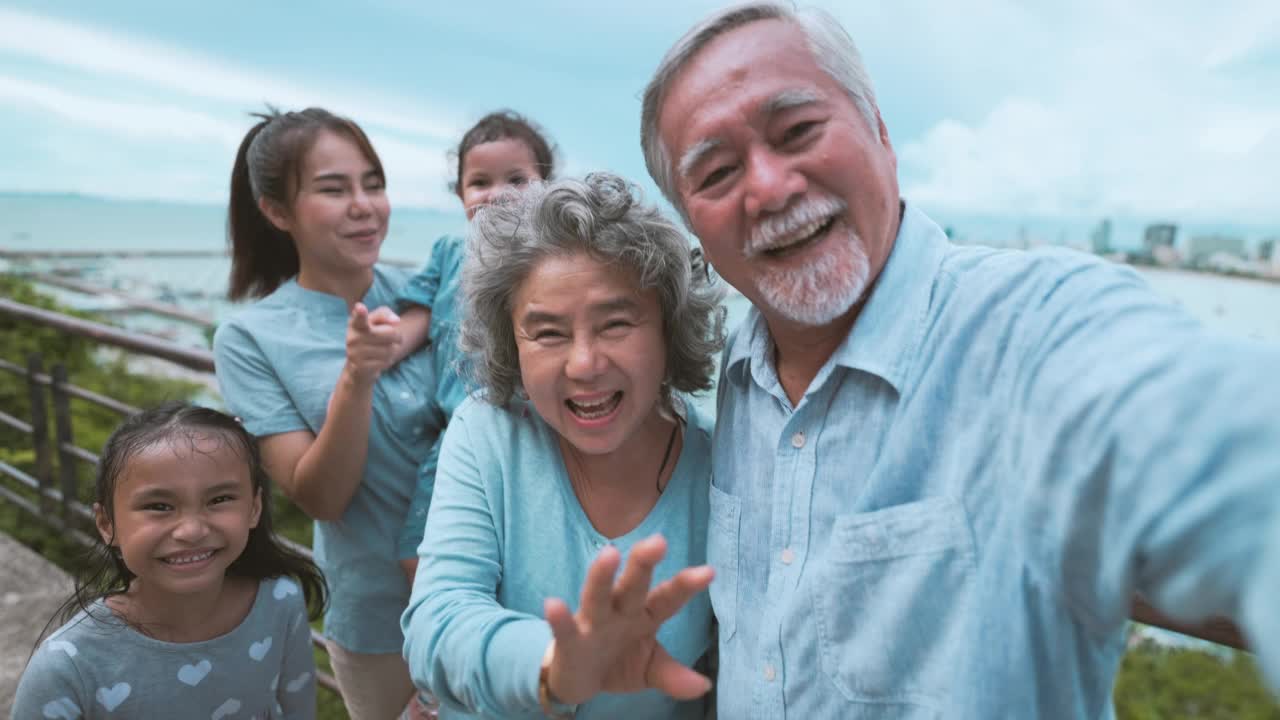 多代同堂的夏季旅行。视频素材