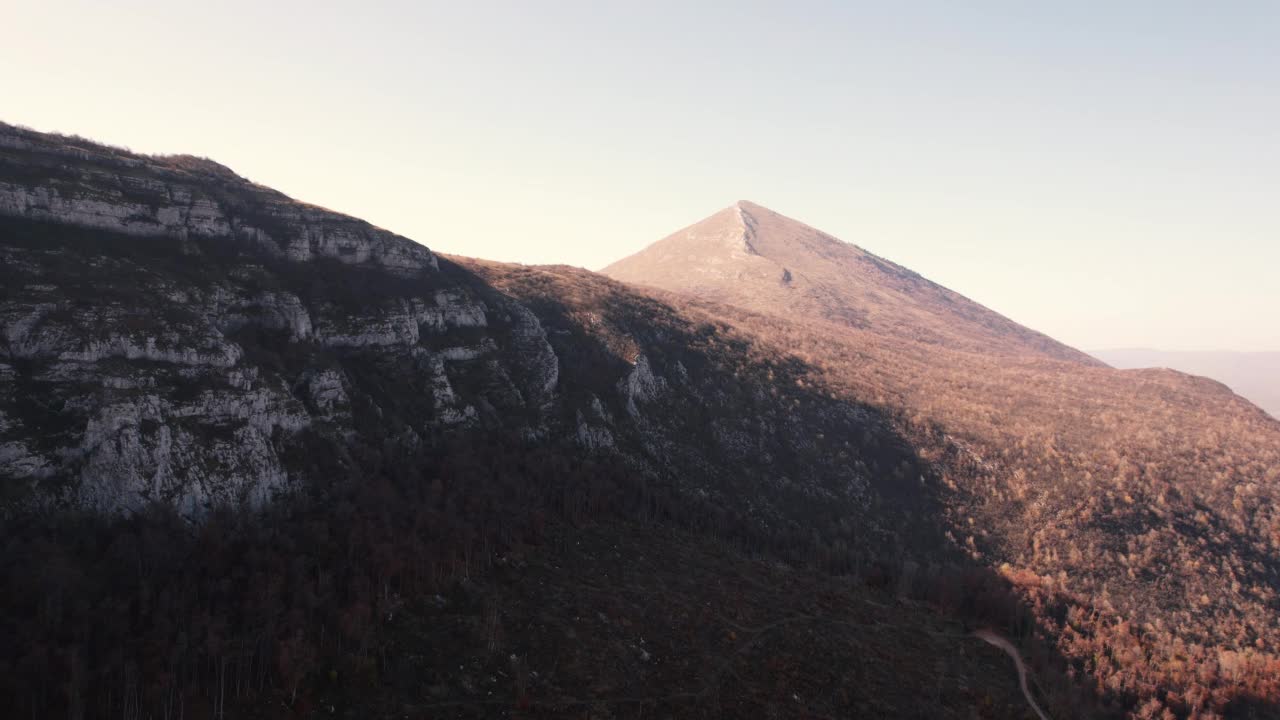 初秋清晨美丽的雾蒙蒙的山景视频素材