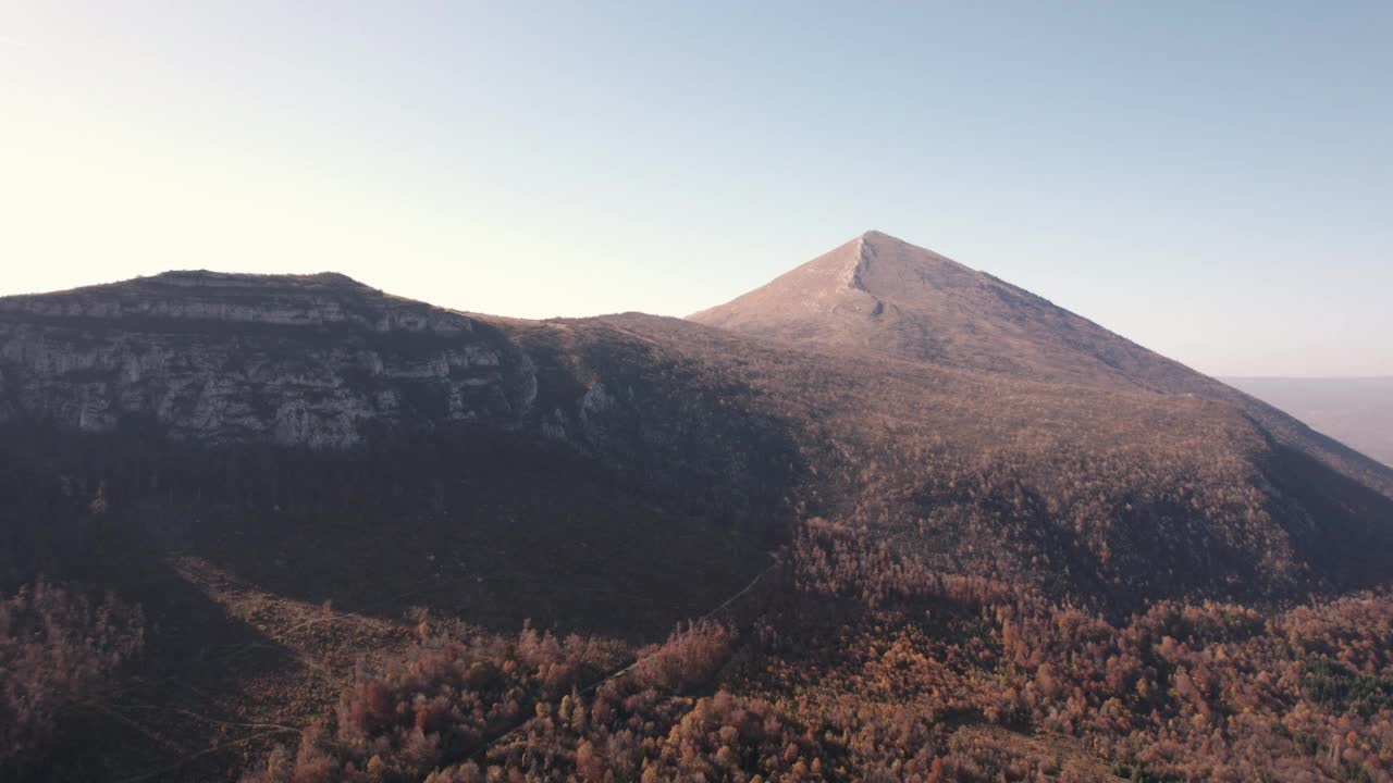 初秋清晨美丽的雾蒙蒙的山景视频素材