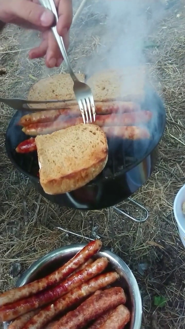 美味的香肠和烤面包视频素材