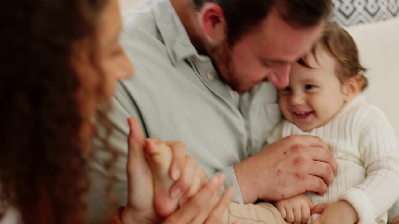 幸福，爱和父母在他们家的客厅里照顾他们的孩子玩耍。妈妈，爸爸和孩子在一间屋子的休息室里快乐地玩耍，欢笑，亲密。视频素材