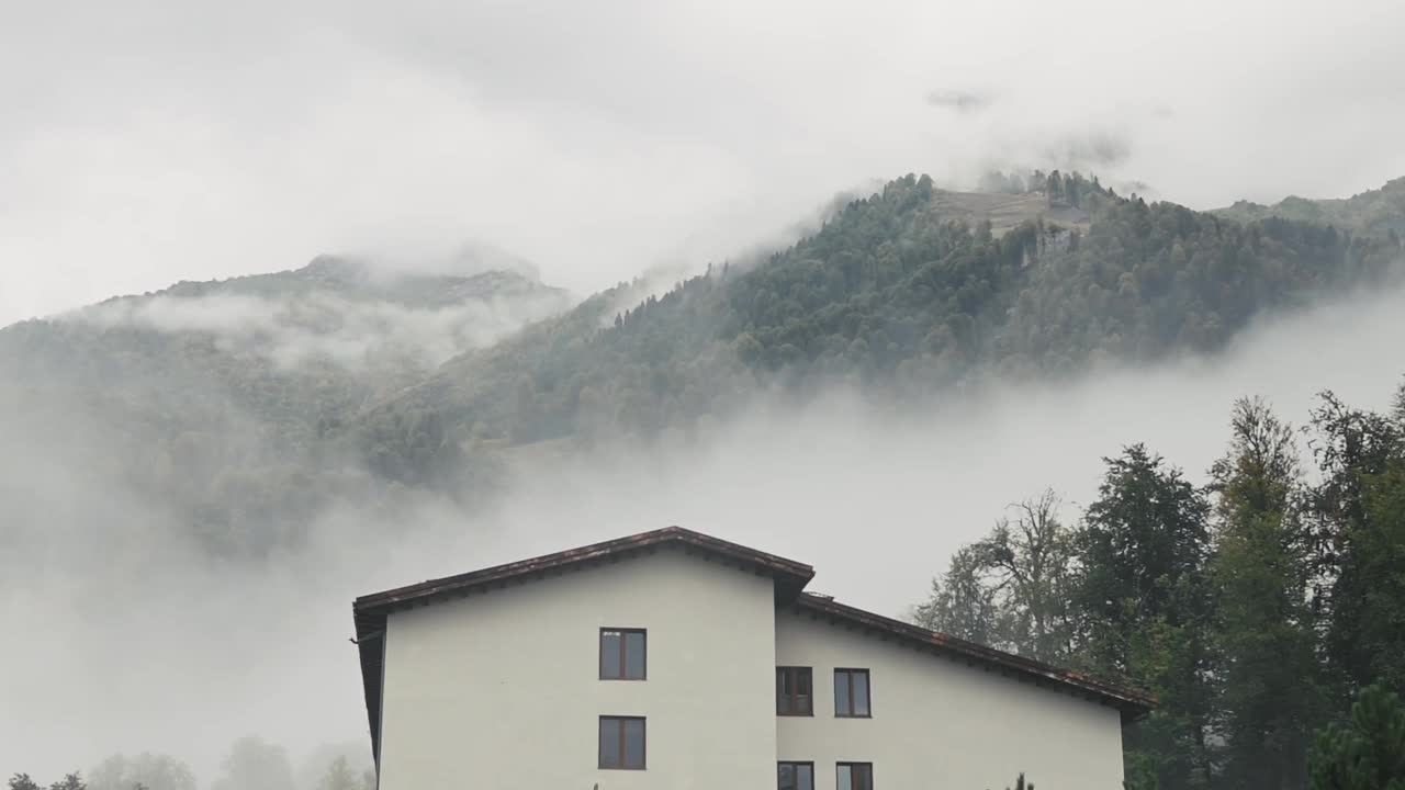 白色的云雾漂浮在山林之间。神秘的风景，秋日的天气，自然的背景。山峰在云中。山上的云杉林。旅行理念，徒步旅行视频下载