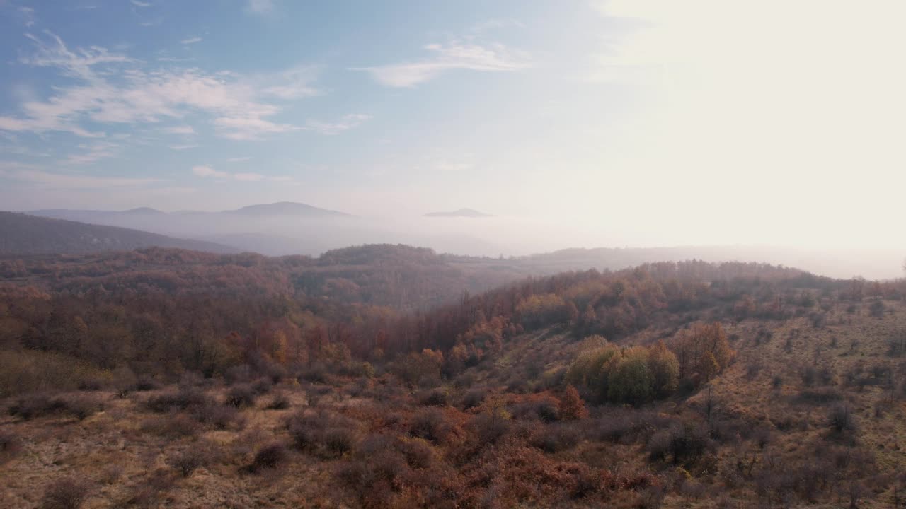 初秋清晨，雾蒙蒙的山景上美丽的清晨视频素材