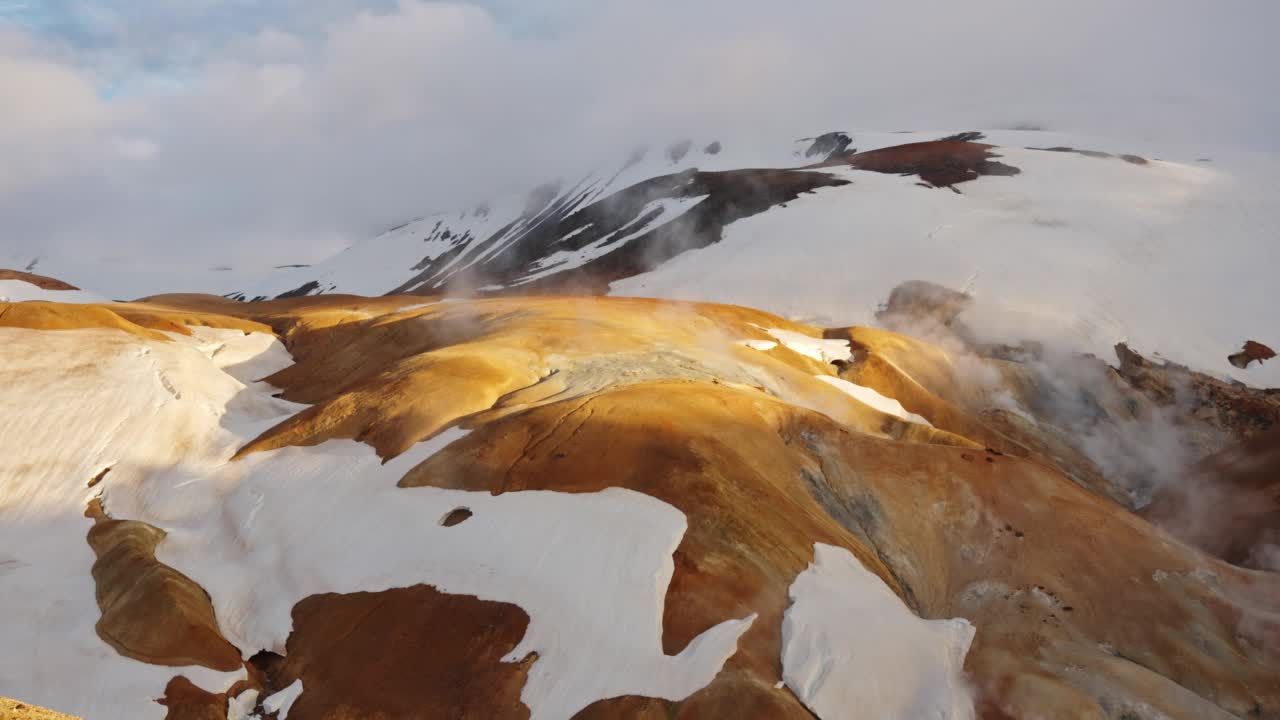 冰岛夏季高地地热区含硫气体的Kerlingarfjoll山脉景观视频素材