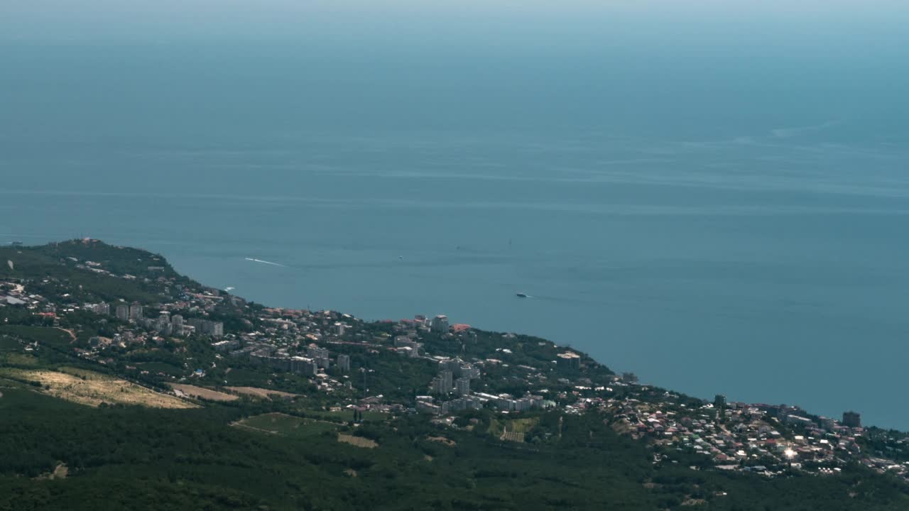 时间流逝。海边小镇的风景，游船在海上驶过，夏天的天空多云视频下载