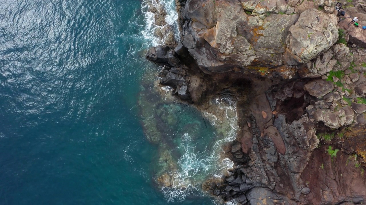 4K视频大西洋宁静的海浪冲刷Sao Lourenco海湾悬崖-海角的东部点火山马德拉岛，葡萄牙。视频素材