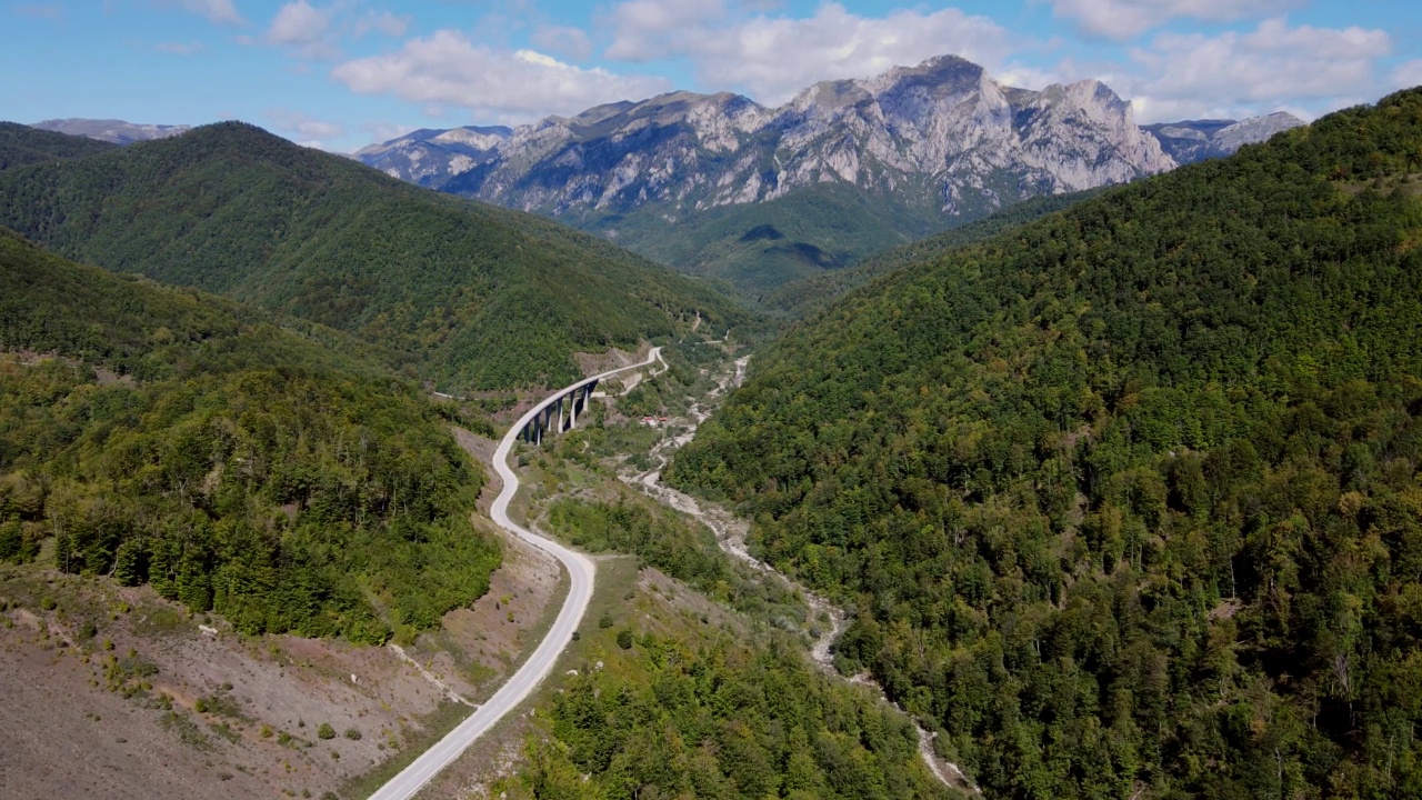 著名的Zelengora山峰和Trnova卢卡Sutjeska河大桥Sutjeska国家公园,迪纳拉山脉,波黑塞族共和国视频素材