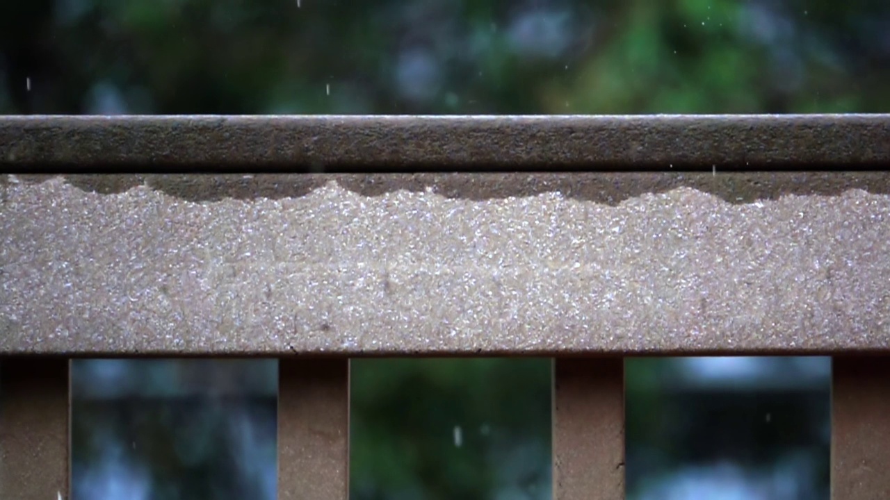 雨水和冰雹打在甲板栏杆上视频素材