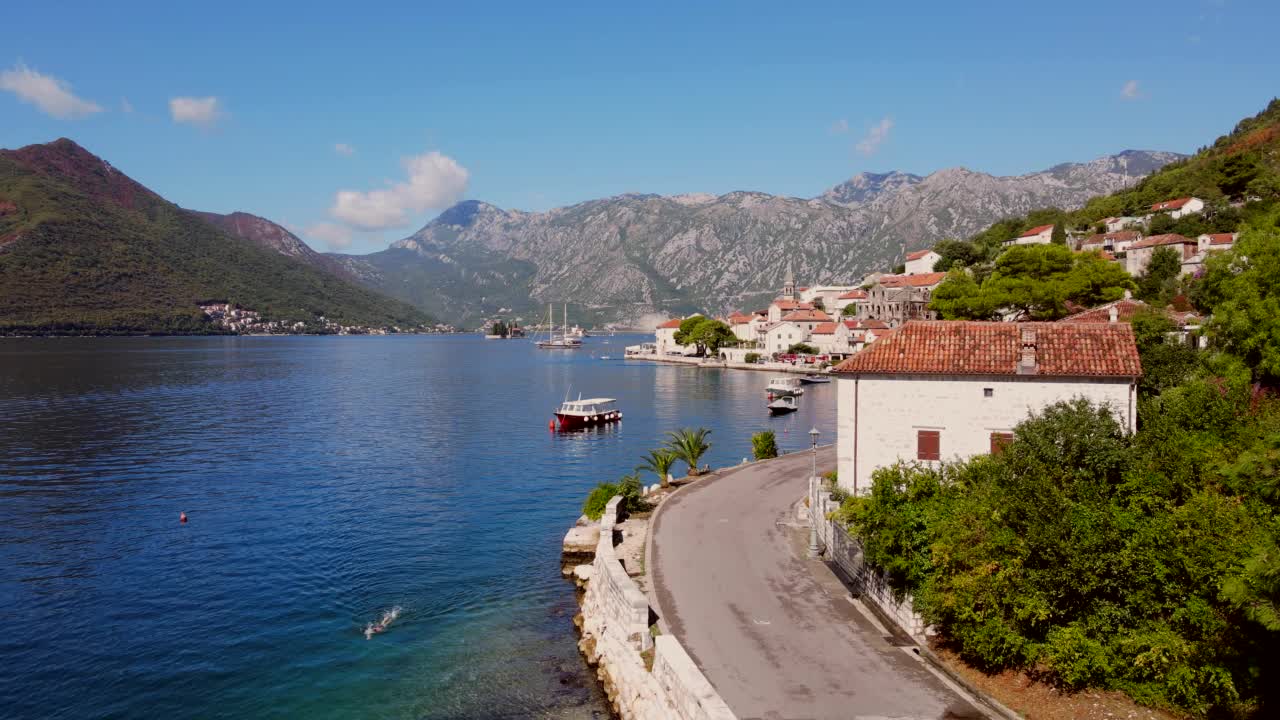 Perast，科托尔湾，黑山。海滨建筑鸟瞰图，沿海道路和山区。科托尔湾(Boka Kotorska)，佩拉斯特，黑山视频下载